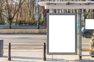 Billboard, afiş, boş, beyaz bir otobüs durağında