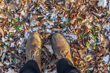 Sarı mapple botlar ile ilk kar bırakır