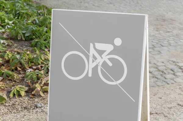 Pas de panneau de vélo dans le parc de Lazienki à Varsovie — Photo