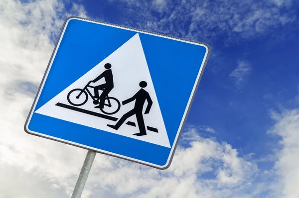 Cykel och gågatan logga på blå himmel, cykel cykling och promenader — Stockfoto