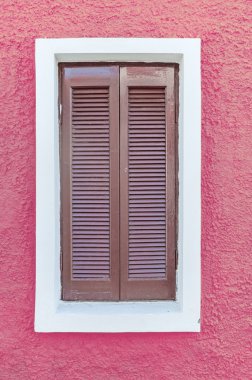 Pembe duvarda büyük kahverengi pencere