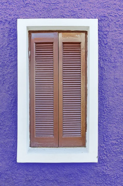 Nagy barna ablak a lila fal — Stock Fotó