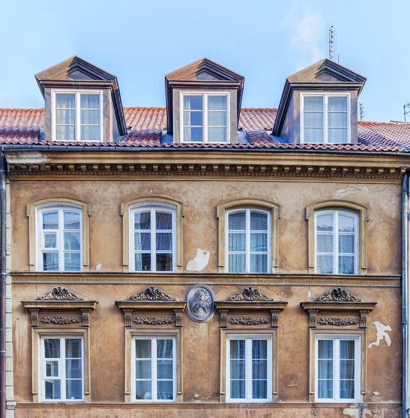 Piękny budynek stary słoneczny dzień w stare miasto Warszawa — Zdjęcie stockowe