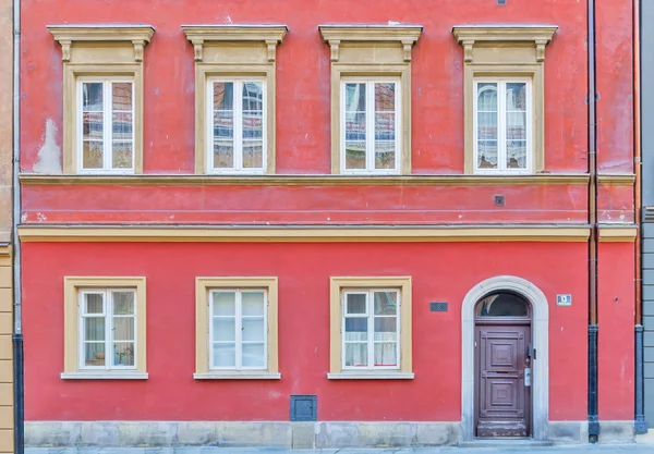 Czerwonym budynku w starym mieście w Warszawie — Zdjęcie stockowe