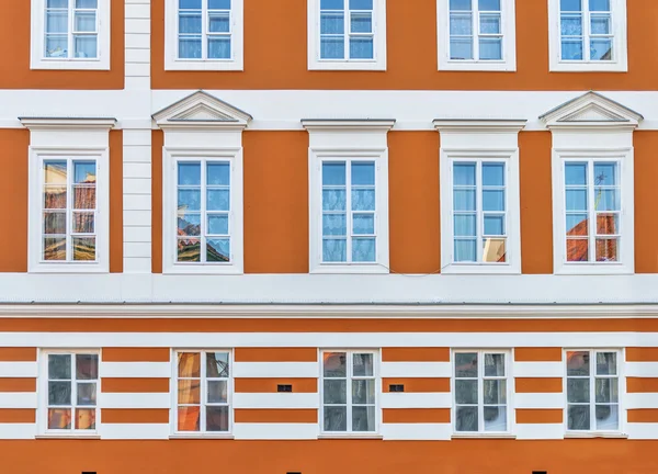 Städtische Gebäude mit blauen Fenster in der Stadt orange — Stockfoto