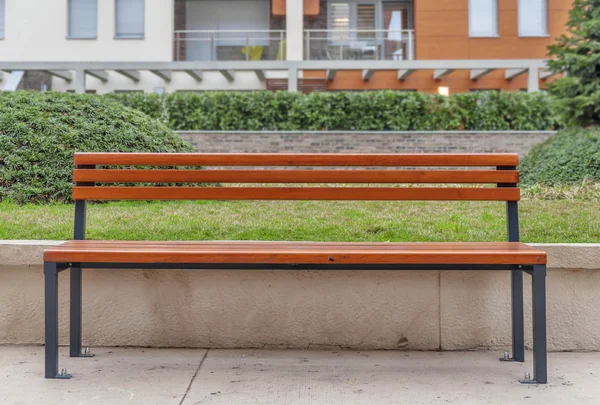 Leeg bankje op de stad straat — Stockfoto