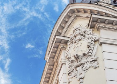 Mavi bulutlu gökyüzü ile ayrıntılı bina tarihi