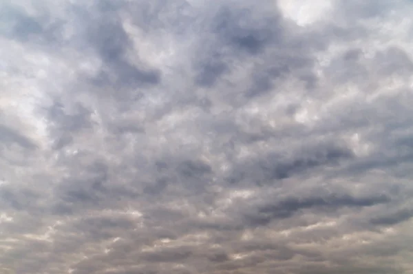 Fondo de nubes oscuras ante una tormenta de truenos — Foto de Stock