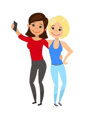 İki kız ayakta ve akıllı telefonuyla selfie çekiyor.