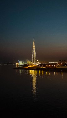 Lakhta merkezinin gece kulesi ve Neva sularındaki yansıması.