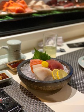 Sashimi Japon yemeği ve yeşil çay.