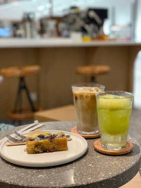 Kafede çay içiyorum.