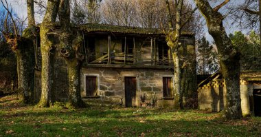 21. yüzyılda göç yüzünden harabelerde terk edilmiş bir ev.