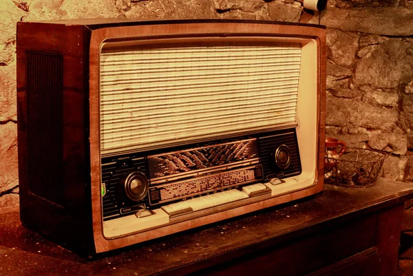 Zabytkowe Radio Drewnianych Meblach — Zdjęcie stockowe