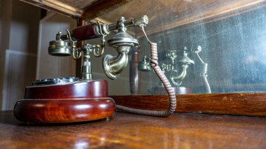 Bozulmuş bir aynaya yansıyan antika telefon.