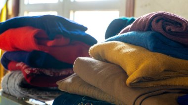 Giysiler katlandı ve dolapta saklanmaya hazır.