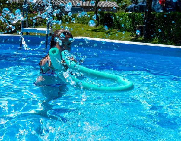 Meisje Genieten Van Zonnebaden Een Spetterend Zwembad — Stockfoto