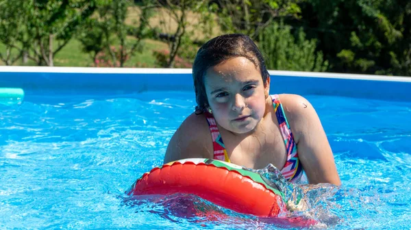 Chica Bañándose Una Piscina Deslizándose Agua Unida Flotador —  Fotos de Stock