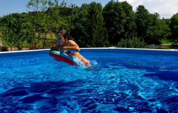 Chica Jugando Una Piscina Saltando Acompañada Por Flotador —  Fotos de Stock