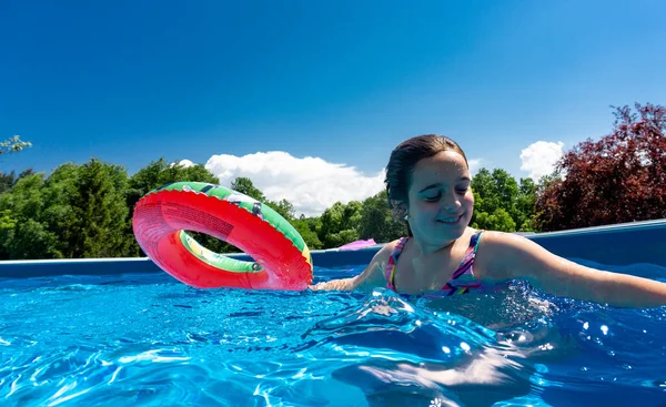 Chica Bañándose Una Piscina Agua Muy Azul Sonríe Con Flotador —  Fotos de Stock