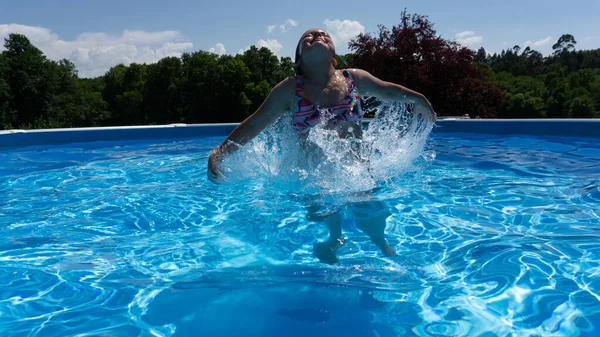 Chica Saltando Disfrutando Día Soleado Mientras Nada Piscina —  Fotos de Stock