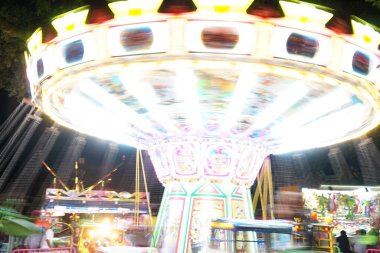 Galiçya 'daki bir yaz partisinde dönen atlı karınca.