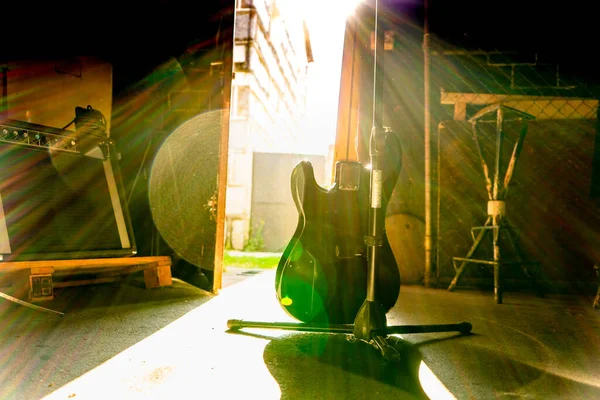 Bajo Iluminado Una Sala Ensayo Colocada Stand —  Fotos de Stock