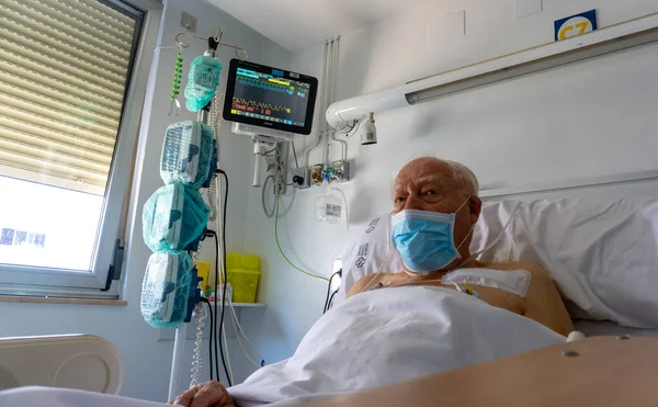 Starší Muž Nemocničním Lůžku Napojený Přístroje Které Monitorují Jeho Životní — Stock fotografie