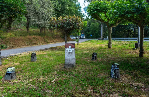 道路の脇にスペインのサンティアゴ コンポステーラまでの距離を示す記事 — ストック写真