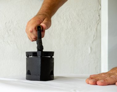 Eski bir kömür demiri ya da diğer ısı yakıtlarını kullanarak beyaz bir bezi ütülemek.