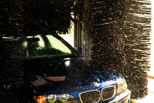 Carro Dando Uma Lavagem Com Uma Máquina Automática Que Parece Fotos De Bancos De Imagens