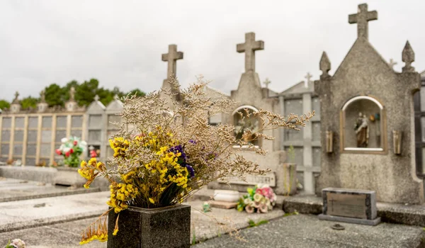 水平な墓のふもとの花瓶は すべての聖人の日に故人を称えるために — ストック写真