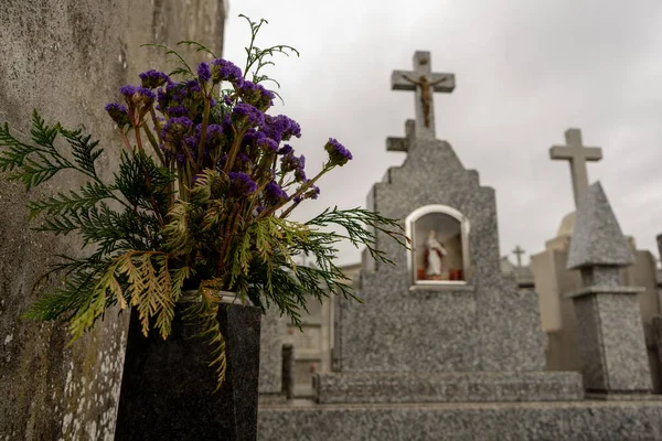 Bir Mezarın Kenarındaki Vazoda Ölenlerin Anısına Bırakılmış Vazolar — Stok fotoğraf