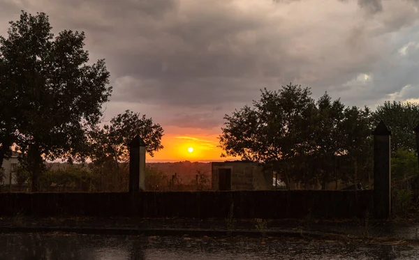 Tramonto Con Sole Molto Rosso Pioggia Giorno Tempestoso — Foto Stock