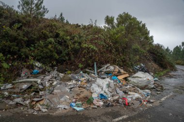 Çöpler ve molozlar doğal bir ortamda yasadışı olarak birikmiş. Çevre kirliliğinin kınanması ve kırsal bölgelerdeki atık yönetiminin zayıflığı.