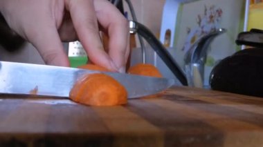 Kesme havuç dilimleri içine