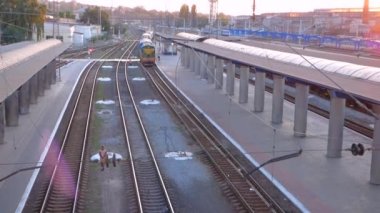Tren platformu yaklaştı