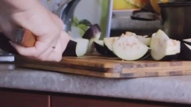 Kesme patlıcan dilimleri içine