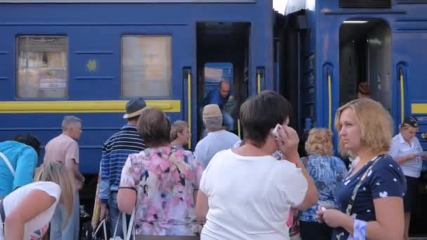 Pasajeros que suben al tren — Vídeo de stock