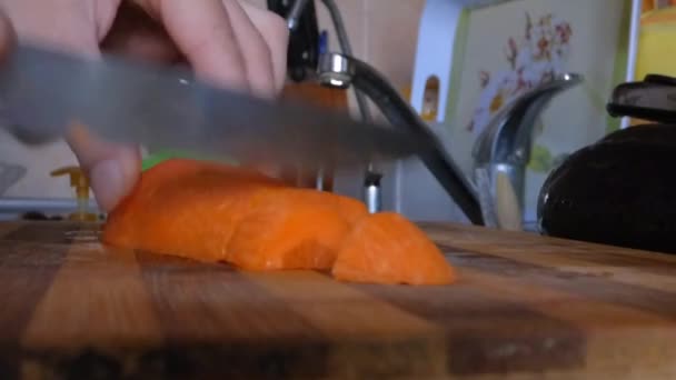 Разрезание моркови на ломтики — стоковое видео