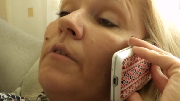 Жінка розмовляє по телефону — стокове відео
