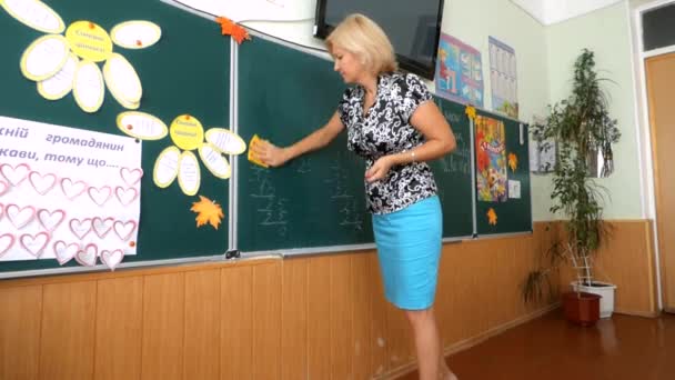 Lehrer wischt die Tafel ab — Stockvideo