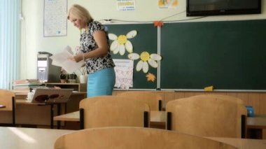 Öğretmen ders sayfalarıyla sıralar