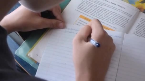 Estudiante escribe el resumen — Vídeo de stock