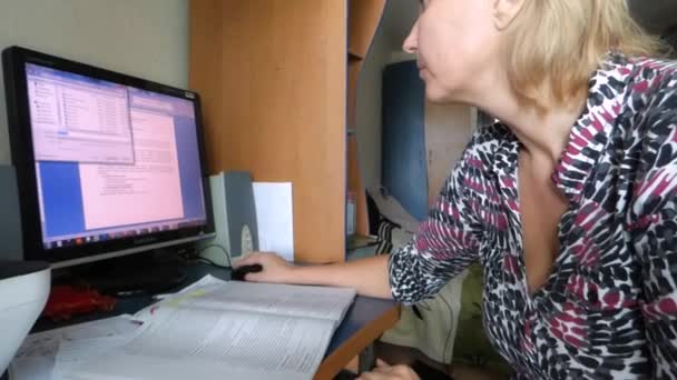 Mulher trabalha no computador — Vídeo de Stock