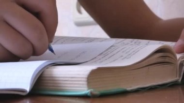 Kalın bir ders kitabı masaya yatıyor