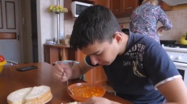 Borsch yemek için bir iştah ile genç adam