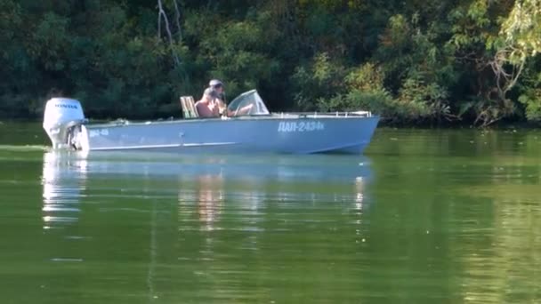 Twee mensen op een motorboot — Stockvideo