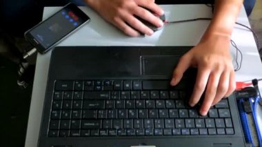 İki el ve dizüstü