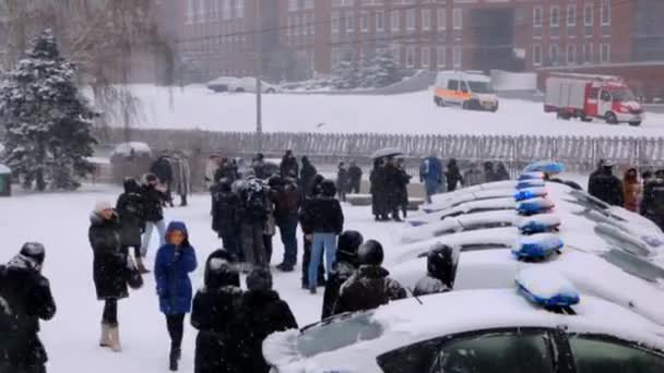 Na střeše policejní auto provozuje blikač — Stock video